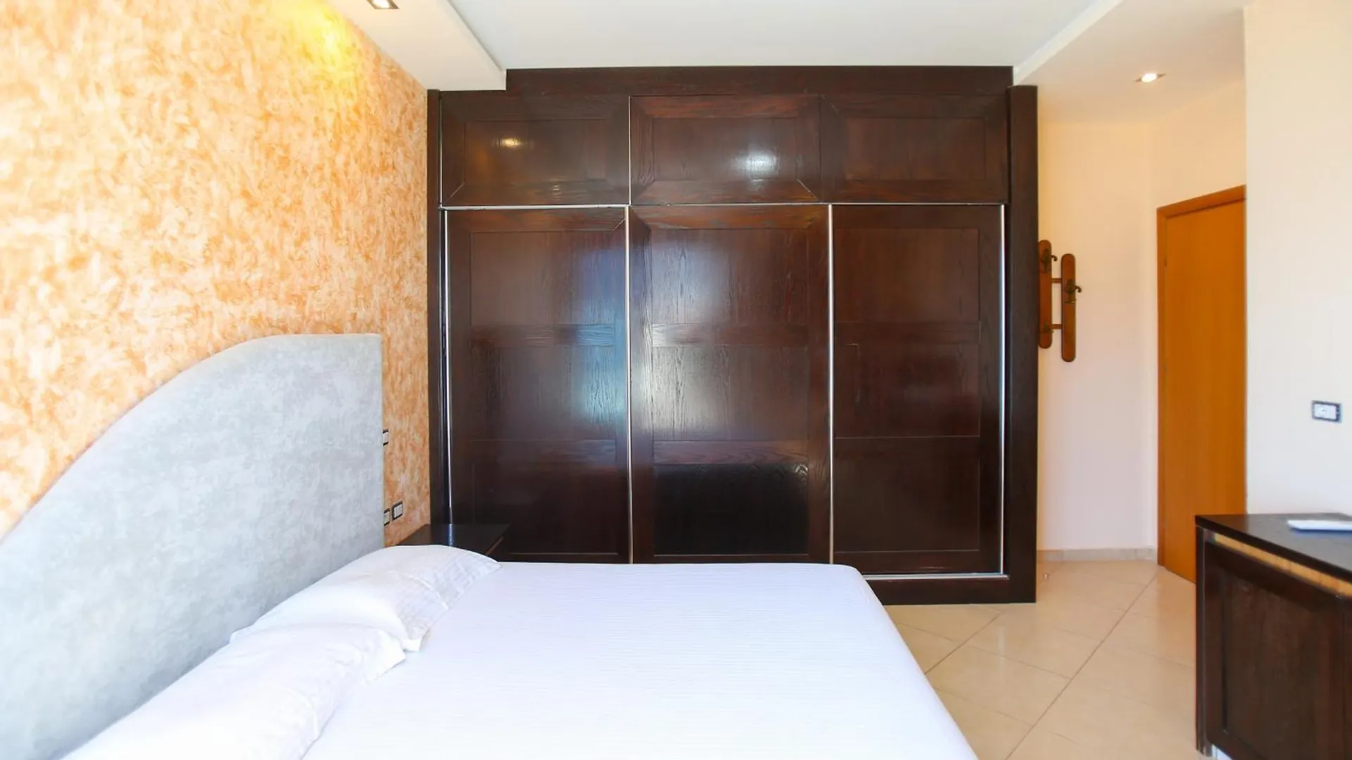 Vlorë Holiday Apartment Central & Sea View אלבניה